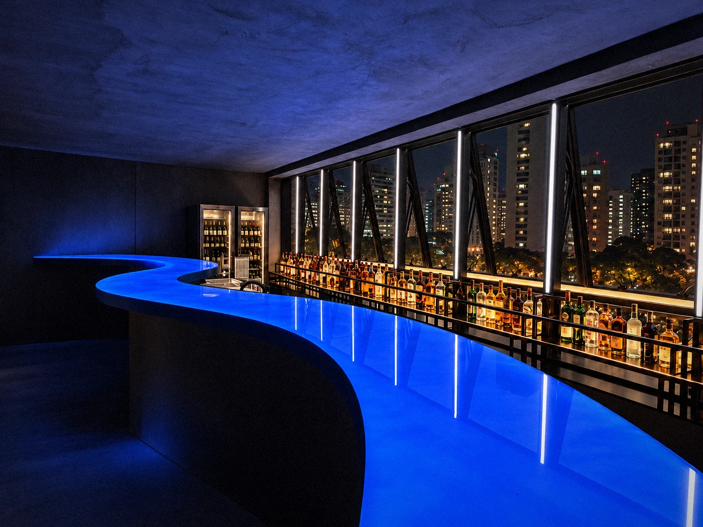 Bar com vista à noite, com o balcão de luz azul e a cidade acesa