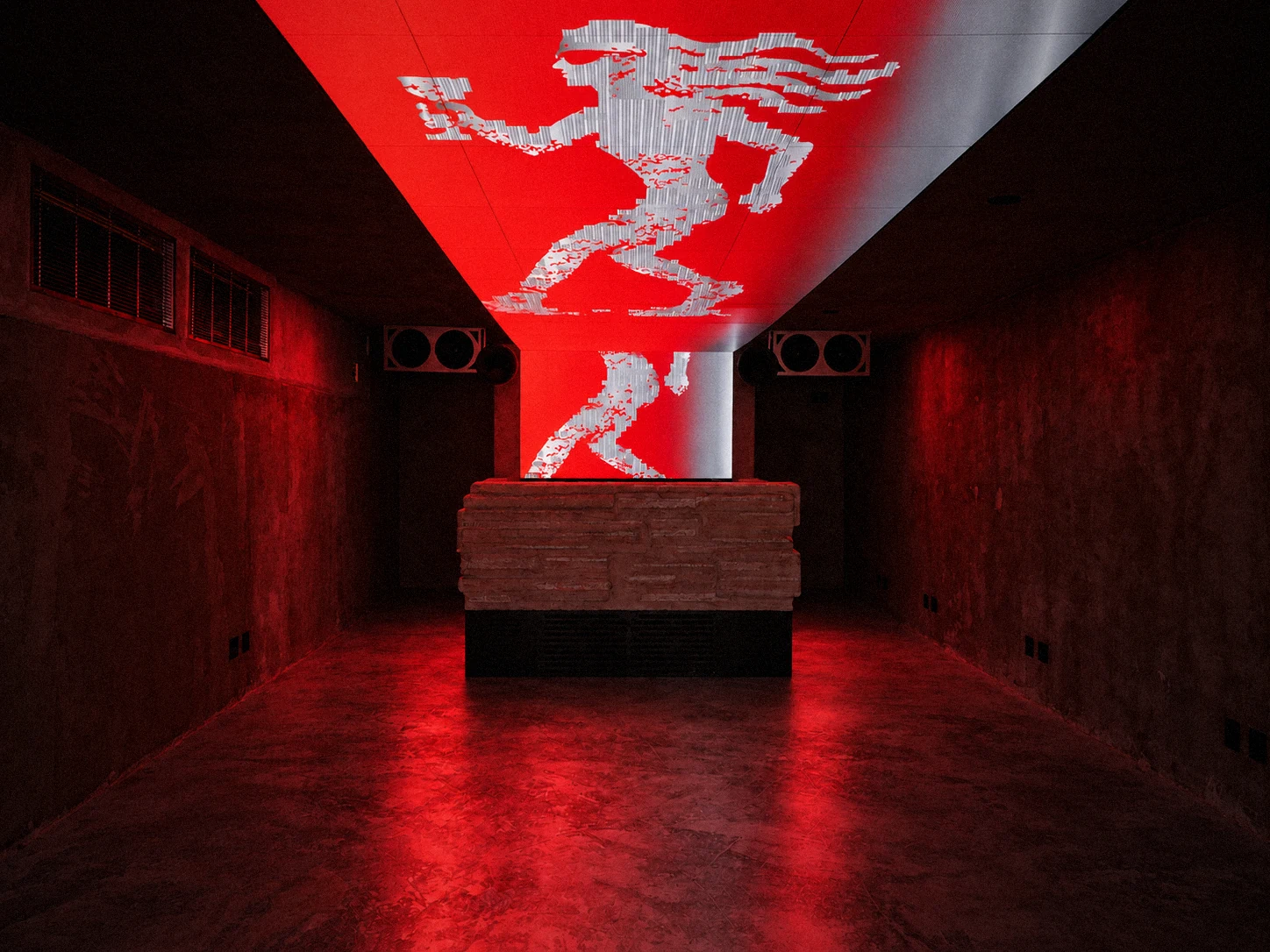 Pista à noite, com a identidade do CLUBE no painel de LED atrás da cabine e no teto